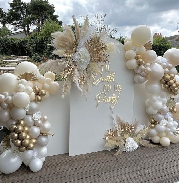 The Subtle Art of Office Decor: Professional Balloon Arrangements for Product Launches and Work Anniversaries
